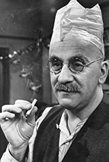 How tall is Warren Mitchell?